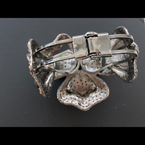 Luxury crystal cuff bracelet. - Picture 11 of 12